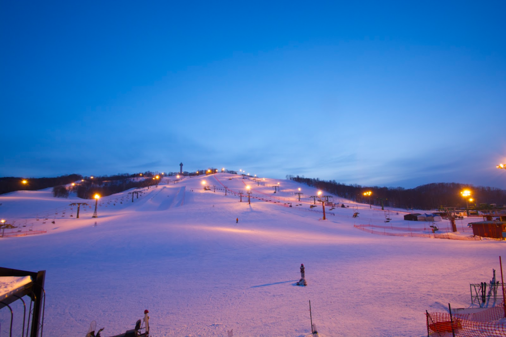2、市街地から車で15分！夜景も綺麗なスキー場「旭川サンタプレゼントパーク」