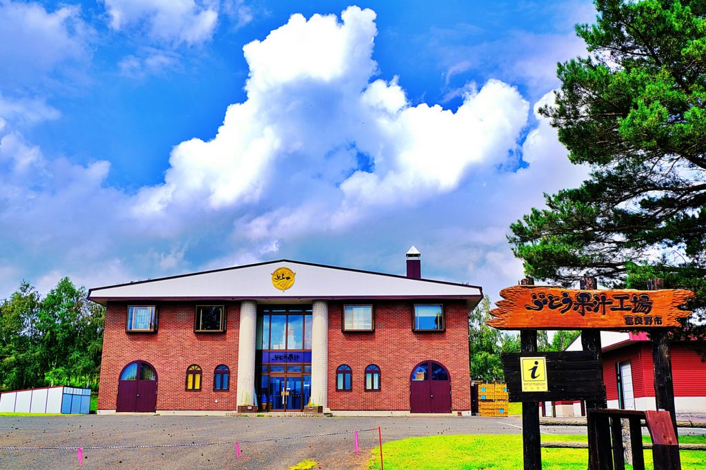 2.旬のワインを楽しめるおしゃれなワイナリー「ぶどう果樹研究所」