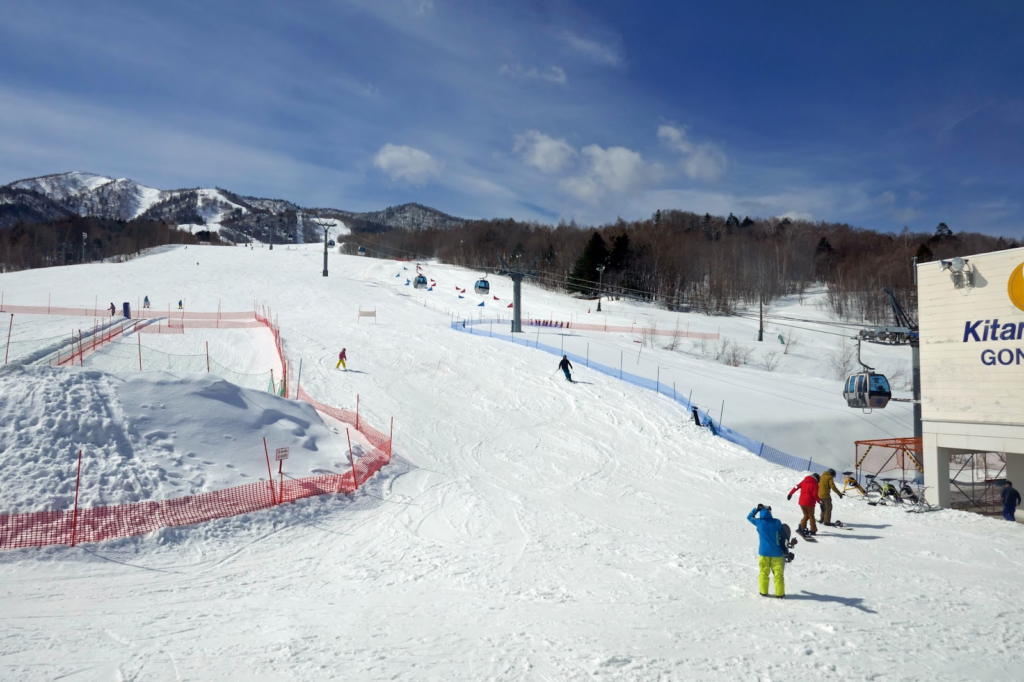 5、春こそスキー！世界レベルのパウダースノーを楽しめる「富良野スキー場」