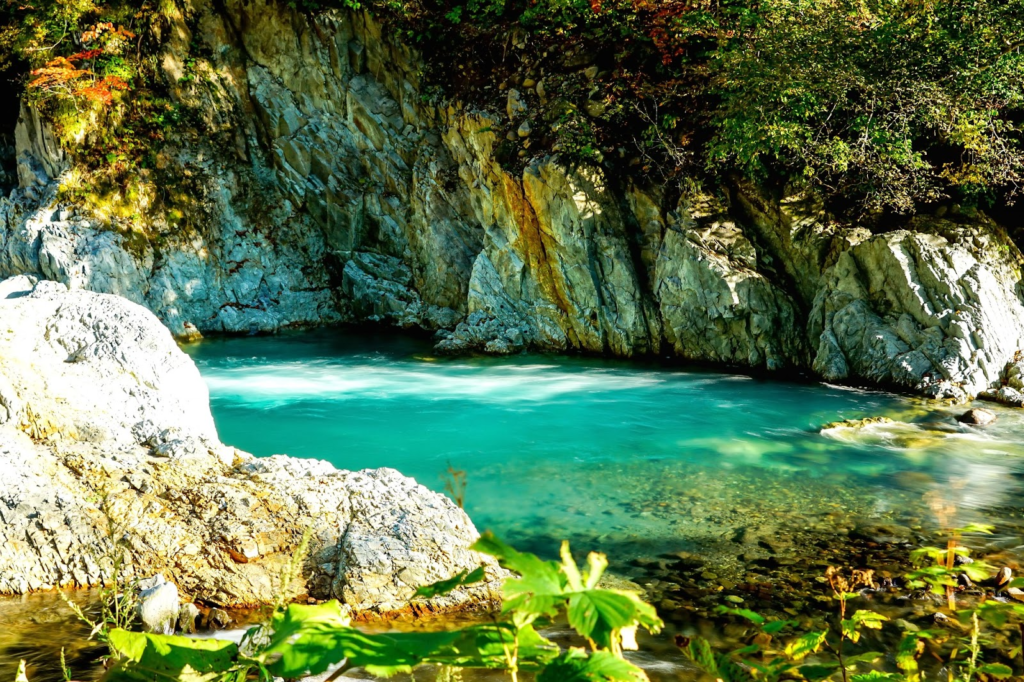 5、「忠別川」でラフティング体験!フォトジェニックな景色を家族や友人と楽しもう!