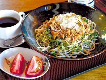 3.本格的なそばも楽しめる「喫茶 東御料館」