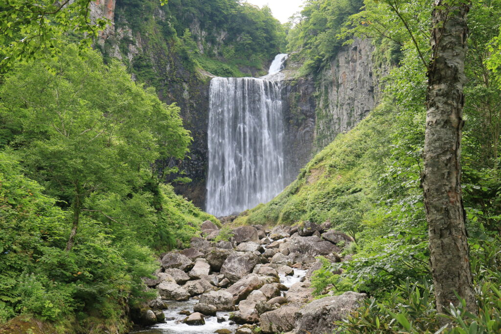 神秘的で美しい！賀老の滝