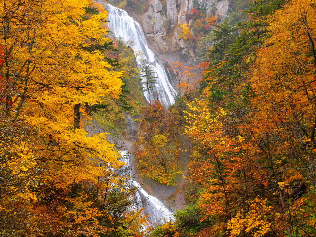 落差は北海道最大！羽衣の滝