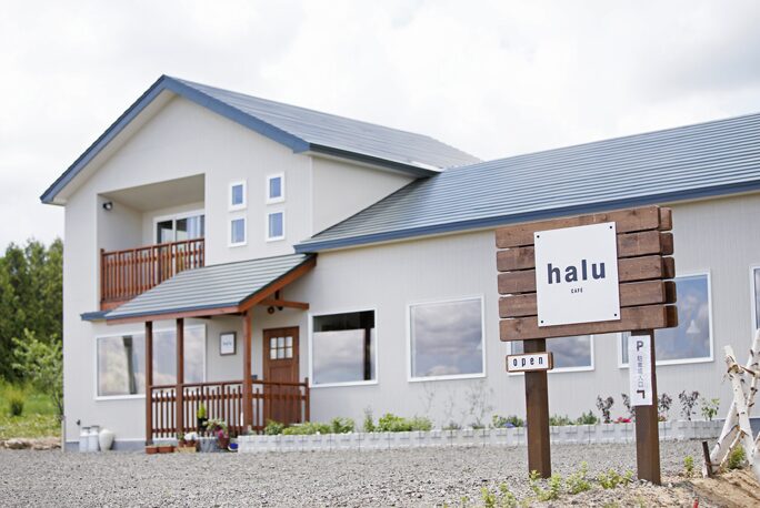 1.木の温もりを感じながら過ごす「halu CAFE」