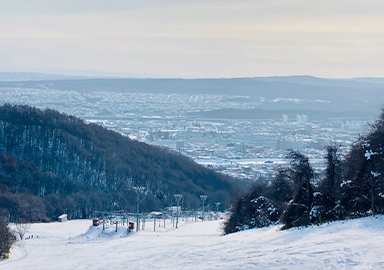 広々としたコースが走りやすい「札幌藻岩山スキー場」